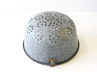 Emailliertes Sieb aus Stahlhelm der Wehrmacht. Nachkriegsprodukt "Schwerter zu Pflugscharen "