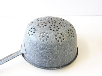 Emailliertes Sieb aus Stahlhelm der Wehrmacht. Nachkriegsprodukt "Schwerter zu Pflugscharen "