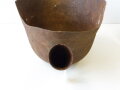Jaucheschöpfer aus unfertigem Stahlhelm , Originallack. Nachkriegsprodukt "Schwerter zu Pflugscharen "