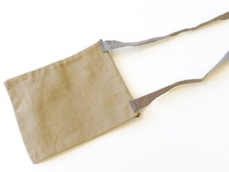 Brustbeutel aus Restbeständen an Material der Wehrmacht,  Nachkriegsprodukt "Schwerter zu Pflugscharen "