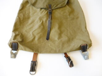 Rucksack aus Materialresten der Wehrmacht, Nachkriegsanfertigung  " Schwerter zu Pflugscharen "