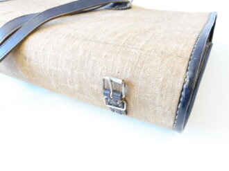 Schulranzen aus Materialresten der Wehrmacht , Nachkriegsanfertigung  " Schwerter zu Pflugscharen "