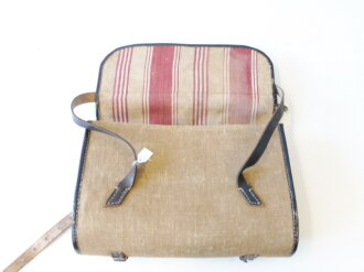 Schulranzen aus Materialresten der Wehrmacht , Nachkriegsanfertigung  " Schwerter zu Pflugscharen "