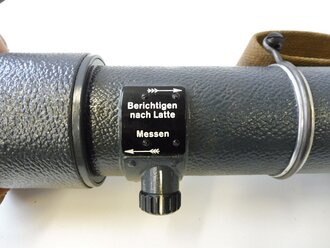 Entfernungsmesser 36 der Wehrmacht, Hersteller Carl Zeiss Jena, einwandfreie Optik. Überlackiertes Stück, der Trageriemen aus russischem Gewehrriemen