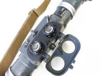 Entfernungsmesser 36 der Wehrmacht, Hersteller Carl Zeiss Jena, einwandfreie Optik. Überlackiertes Stück, der Trageriemen aus russischem Gewehrriemen