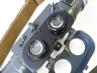 Entfernungsmesser 36 der Wehrmacht, Hersteller Carl Zeiss Jena, einwandfreie Optik. Überlackiertes Stück, der Trageriemen aus russischem Gewehrriemen