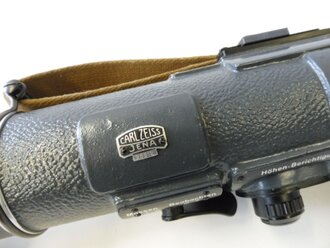 Entfernungsmesser 36 der Wehrmacht, Hersteller Carl Zeiss Jena, einwandfreie Optik. Überlackiertes Stück, der Trageriemen aus russischem Gewehrriemen