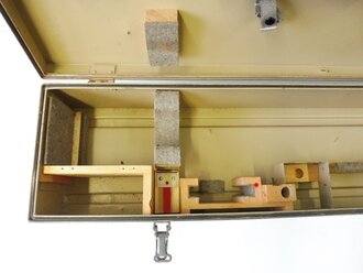 Transportkasten zum Entfernungsmesser 36, Originallack, die Inneneinteilung zum Teil restauriert