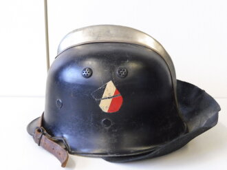 Feuerwehrhelm M1934, Leichtmetallausführung mit beiden Abzeichen in gutem Zustand