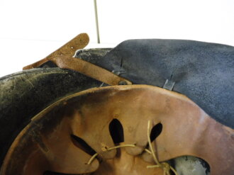 Feuerwehrhelm M1934, Leichtmetallausführung mit beiden Abzeichen in gutem Zustand