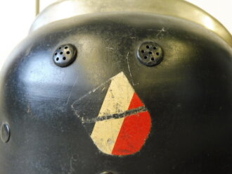 Feuerwehrhelm M1934, Leichtmetallausführung mit beiden Abzeichen in gutem Zustand