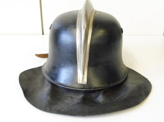 Feuerwehrhelm M1934, Leichtmetallausführung mit beiden Abzeichen in gutem Zustand