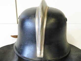 Feuerwehrhelm M1934, Leichtmetallausführung mit beiden Abzeichen in gutem Zustand