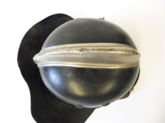 Feuerwehrhelm M1934, Leichtmetallausführung mit beiden Abzeichen in gutem Zustand