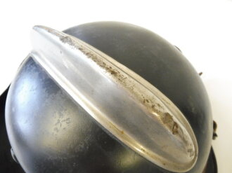 Feuerwehrhelm M1934, Leichtmetallausführung mit beiden Abzeichen in gutem Zustand