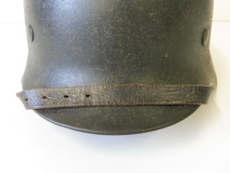 Heer, Stahlhelm M35. Im Krieg wiederaufbereitetes Stück, mit leichtem Rautarn versehen. Leicht getragenes Stück