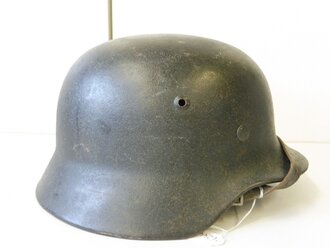 Heer, Stahlhelm M35. Im Krieg wiederaufbereitetes Stück, mit leichtem Rautarn versehen. Leicht getragenes Stück