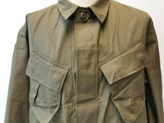 U.S. 1969 dated Coat, Man´s Combat Tropical, Rip Stop. Size Medium Regular, unused