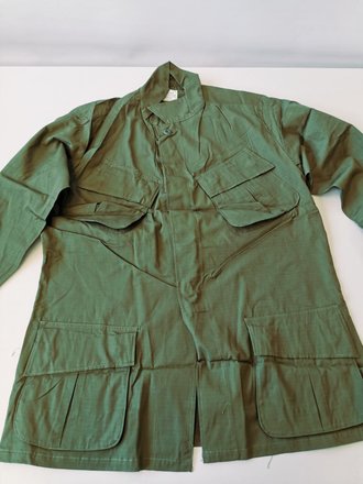 U.S. 1969 dated Coat, Man´s Combat Tropical, Rip Stop. Size Medium Regular, unused