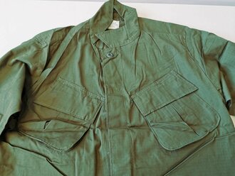 U.S. 1969 dated Coat, Man´s Combat Tropical, Rip Stop. Size Medium Regular, unused