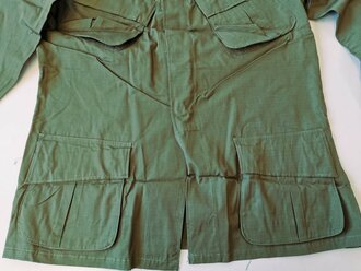 U.S. 1969 dated Coat, Man´s Combat Tropical, Rip Stop. Size Medium Regular, unused