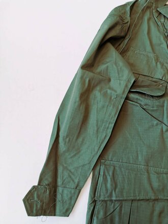 U.S. 1969 dated Coat, Man´s Combat Tropical, Rip Stop. Size Medium Regular, unused