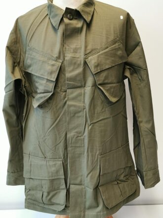 U.S. 1969 dated Coat, Man´s Combat Tropical, Rip Stop. Size Medium Regular, unused