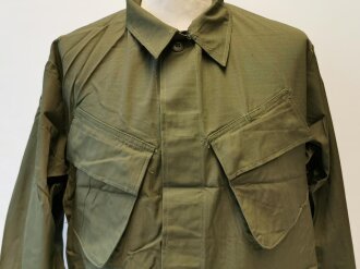 U.S. 1969 dated Coat, Man´s Combat Tropical, Rip Stop. Size Medium Regular, unused