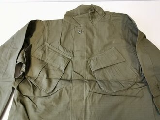 U.S. 1969 dated Coat, Man´s Combat Tropical, Rip Stop. Size Medium Regular, unused, 1 piece