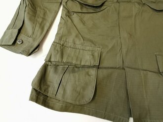 U.S. 1969 dated Coat, Man´s Combat Tropical, Rip Stop. Size Medium Regular, unused, 1 piece