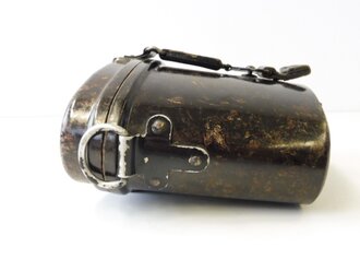 Brauner Preßstoffbehälter zum Dienstglas 6 x 30 der Wehrmacht. Getragenes Stück