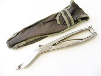Kleiderschere neuer Art ( mit Vorrichtung zum Abkneifen der Drahtleiterschiene ) in defekter Stofftasche. Gehört unter anderem in den Verbandkasten