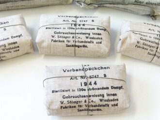 4 kleine und 2 grosse Verbandpäckchen jeweils datiert 1944, gehört so in den Verbandkasten