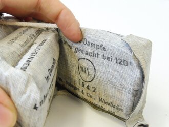 5 Stück Verbandpäckchen datiert 1942 kleines Modell, original gebündelt