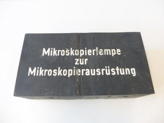 Mikroskopierlampe zur Mikroskopierausrüstung. Augenscheinlich komplettes Set, Funktion nicht geprüft, Kasten mit Holzwurmlöchern