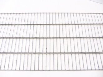 4 Drahtleiterschienen 80 x 8cm, gehören so als Set an die Innenseite des Deckels des Sanitätskasten