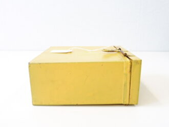 Gelber Blechkasten ohne Aufschrift , gehört  in den Sanitätskasten 11 x 11 x 4,5cm