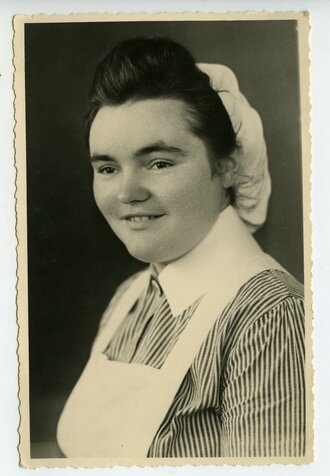 Portraitfoto einer Rot Kreuz Schwester im Postkartenformat