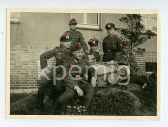 Foto Soldaten vor Panzerkaserne ?, Maße 7 x 10 cm