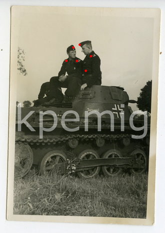 Foto Besatzung auf Panzer, Maße 7 x 10 cm