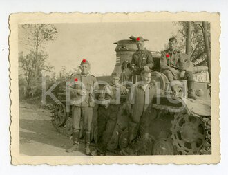 Foto Monteure vor Panzer am  27. Mai 1940, Maße 6 x 8,5 cm