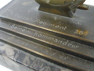 26.Panzerdivision, Erinnerungsgeschenk " Panzer Regiment 26 Seinem Kommandeur 29.9.44 - 3.3.45" Angelaufenes Stück, die Maße des Marmorsockels 8,5 x 13,5cm. Es müsste sich um ein Geschenk an den Eichenlaubträger Johannes Kümmel handeln