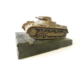 Vollplastisches Modell Panzer I auf Marmorsockel. Maße des Panzers 7 x 13,5 x 6,5cm. Maße der Marmorplatte 10 x 16cm. Angelaufenes Stück, eine Kanone sowie eine Sockelschraube fehlt