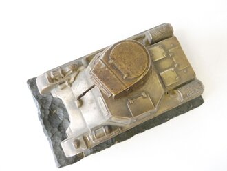 Vollplastisches Modell Panzer I auf Marmorsockel. Maße des Panzers 7 x 13,5 x 6,5cm. Maße der Marmorplatte 10 x 16cm. Angelaufenes Stück, eine Kanone sowie eine Sockelschraube fehlt