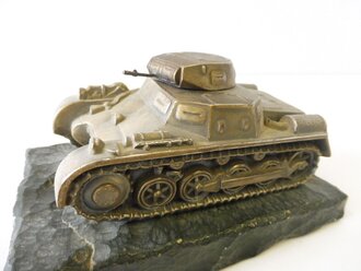 Vollplastisches Modell Panzer I auf Marmorsockel....