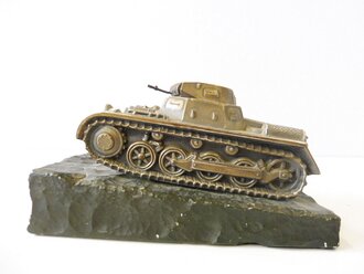 Vollplastisches Modell Panzer I auf Marmorsockel. Maße des Panzers 7 x 13,5 x 6,5cm. Maße der Marmorplatte 10 x 16cm. Angelaufenes Stück, eine Kanone sowie eine Sockelschraube fehlt