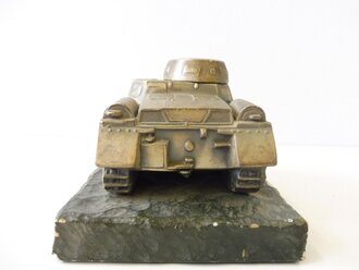 Vollplastisches Modell Panzer I auf Marmorsockel. Maße des Panzers 7 x 13,5 x 6,5cm. Maße der Marmorplatte 10 x 16cm. Angelaufenes Stück, eine Kanone sowie eine Sockelschraube fehlt