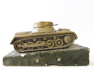 Vollplastisches Modell Panzer I auf Marmorsockel. Maße des Panzers 7 x 13,5 x 6,5cm. Maße der Marmorplatte 10 x 16cm. Angelaufenes Stück, eine Kanone sowie eine Sockelschraube fehlt