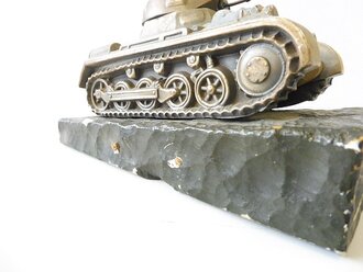 Vollplastisches Modell Panzer I auf Marmorsockel. Maße des Panzers 7 x 13,5 x 6,5cm. Maße der Marmorplatte 10 x 16cm. Angelaufenes Stück, eine Kanone sowie eine Sockelschraube fehlt