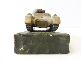 Vollplastisches Modell Panzer I auf Marmorsockel. Maße des Panzers 7 x 13,5 x 6,5cm. Maße der Marmorplatte 10 x 16cm. Angelaufenes Stück, eine Kanone sowie eine Sockelschraube fehlt